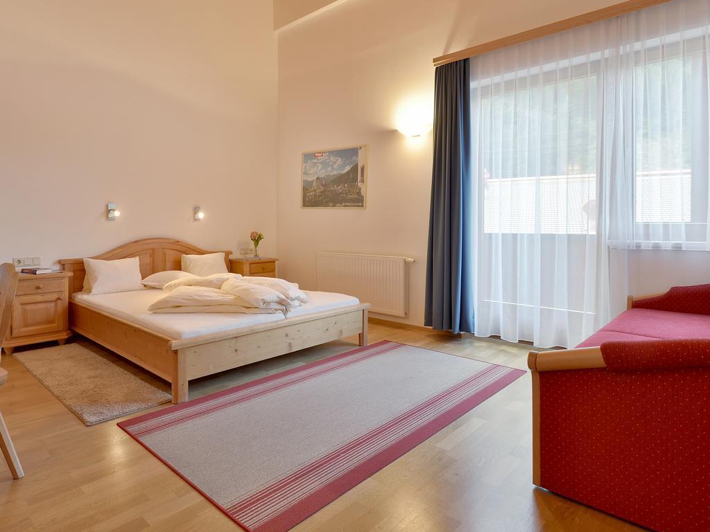 Ferienwohnungen Haus Der Mitte Mayrhofen Room photo