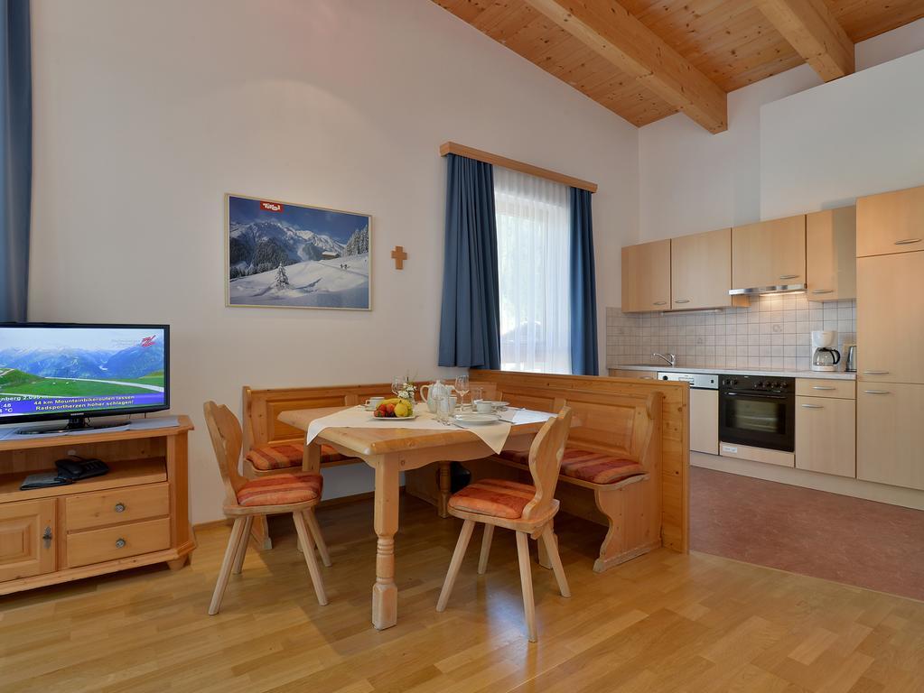 Ferienwohnungen Haus Der Mitte Mayrhofen Room photo