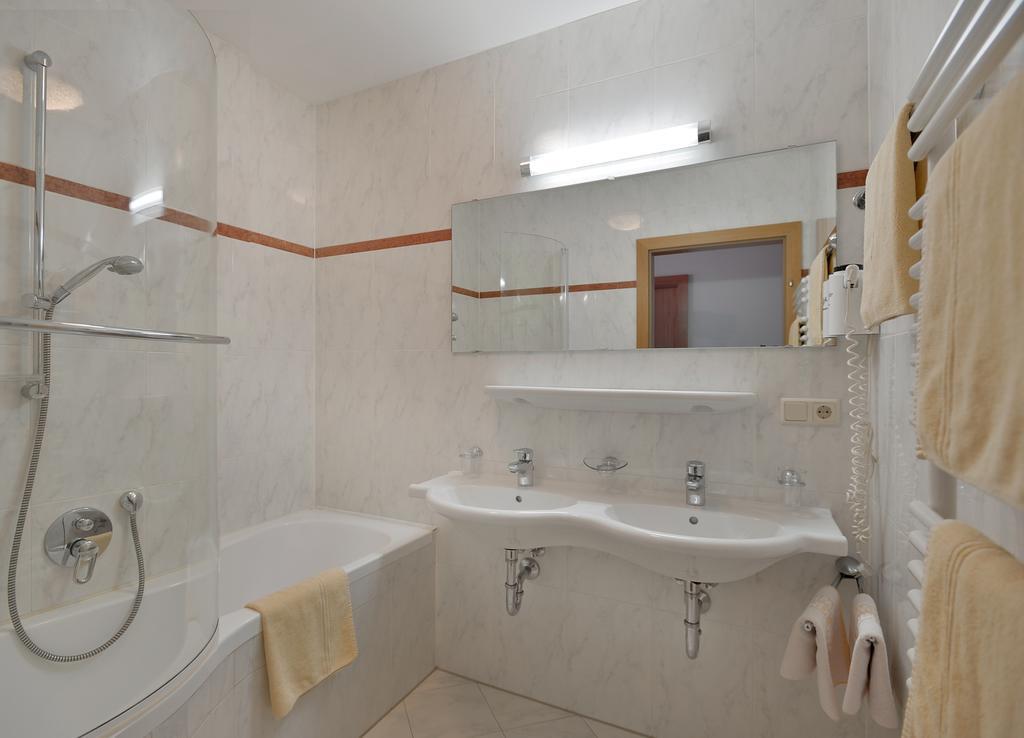 Ferienwohnungen Haus Der Mitte Mayrhofen Room photo